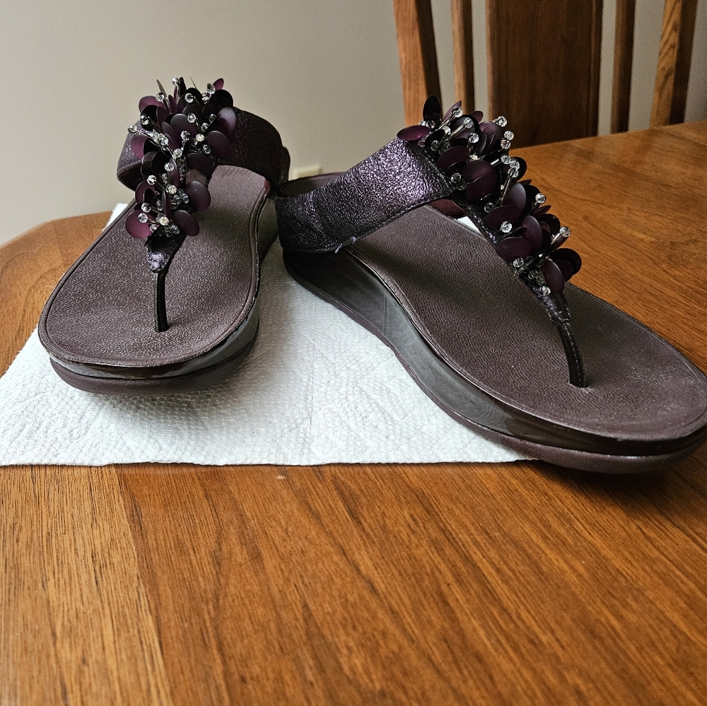 Fitflop Boogaloo toe post sandal, Size 10M LN, Color: Plumb/purple. 1.75" wedge